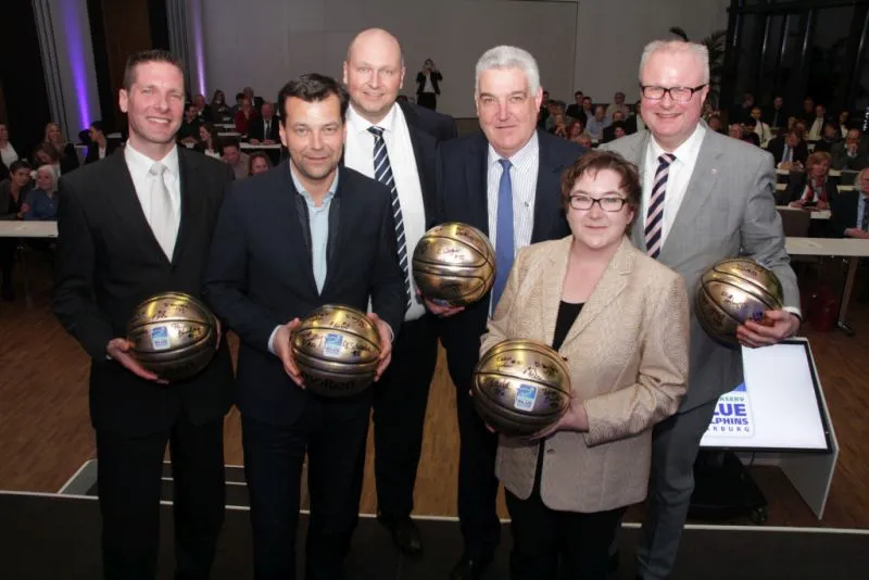 Festredner und Hausherr (von links): Achim Barbknecht (Planet Photo DBBL), Robert Peil (DVAG), Oliver Pohland (Präsident BC Marburg), Michael Rüspeler (Präsident Hessischer Basketball-Verband), Kirsten Dinnebier (Stadträtin Marburg) und Dr. Thomas Schäfer (Hessischer Staatsminister der Finanzen). Foto: Heiko Krause